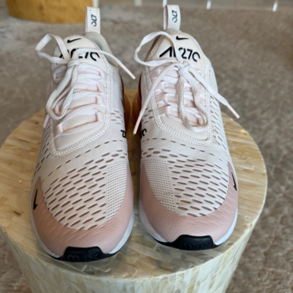 AUTHENTIC NIKE Women's AIrMax 270